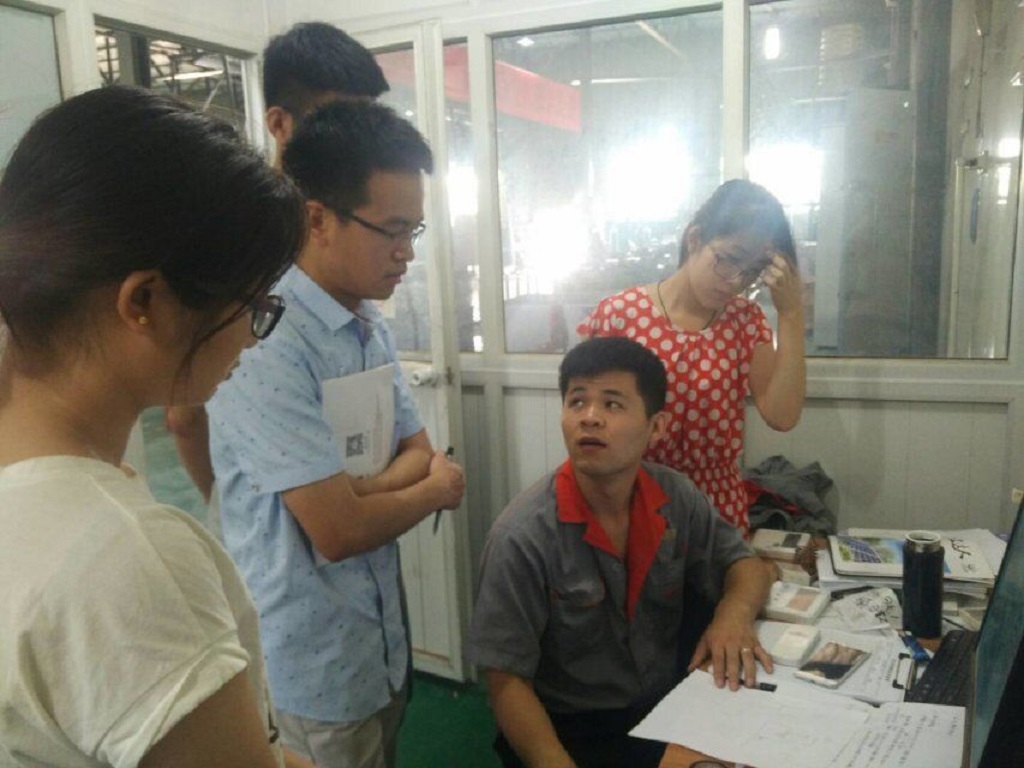 隆科来福王师傅与团队共同探讨产品技术瓶颈 隆科来福王师傅与团队共同探讨产品技术瓶颈