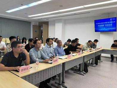 一群人站在桌子边 描述已自动生成